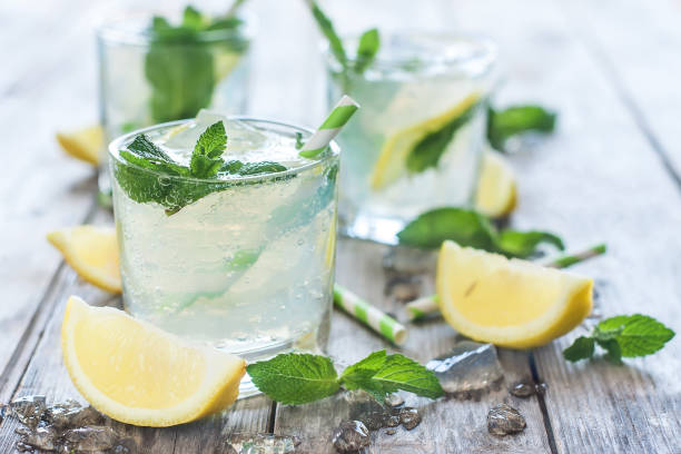 sfondo limonata alla menta refrigerata - mint peppermint water leaf foto e immagini stock