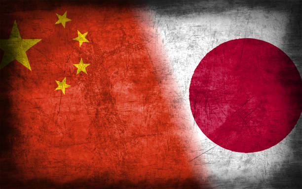 グランジの金属の質感を持つ中国と日本の旗 - china ストックフォトと画像