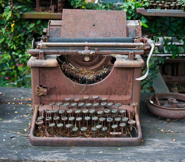 enferrujada e velha máquina de escrever - typewriter sepia toned old nostalgia - fotografias e filmes do acervo