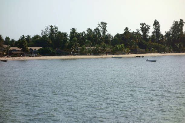 isla de carabane y pueblo, senegal - ziguinchor fotografías e imágenes de stock