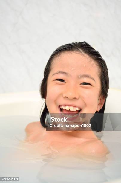 女の子 風呂 楽しくお風呂に入る女の子 - 女の子のストックフォトや画像を多数ご用意 - 女の子, 風呂, 1人 - iStock