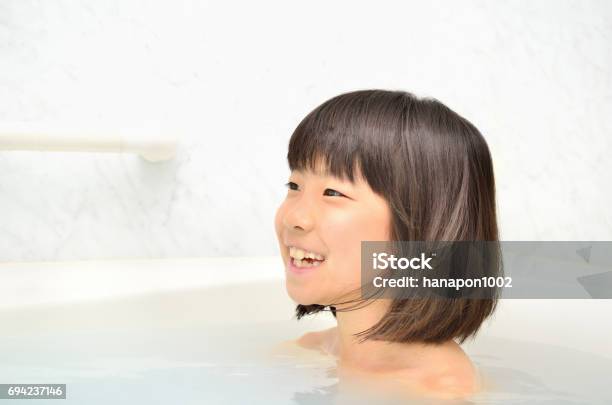 楽しくお風呂に入る女の子