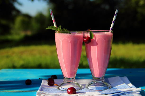 молочный коктейль с вишней - ice cream raspberry ice cream fruit mint fotografías e imágenes de stock