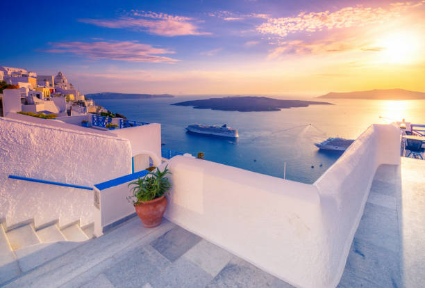 blick am abend von fira, caldera, vulkan von santorini, griechenland mit kreuzfahrtschiffen bei sonnenuntergang. dramatischer wolkenhimmel. - kreuzfahrt stock-fotos und bilder