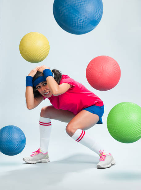 молодые испаноязычные женщины, играющие в доджбол - dodge стоковые фото и изображения