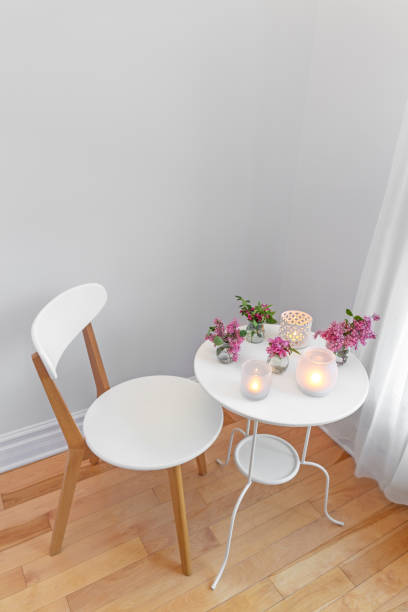 elegante weiße interieur mit kerzen und blumen im frühling - showcase interior home decorating chair pink stock-fotos und bilder