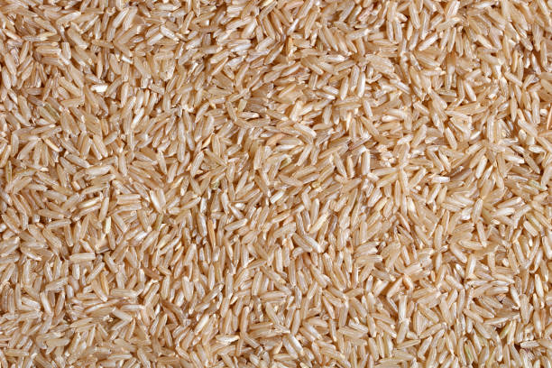 brązowa konsystencja ryżu (surowy składnik żywności) - brown rice rice heap brown zdjęcia i obrazy z banku zdjęć