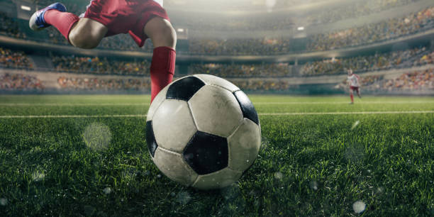 primo gioco di calcio con palla - soccer kicking ball the foto e immagini stock