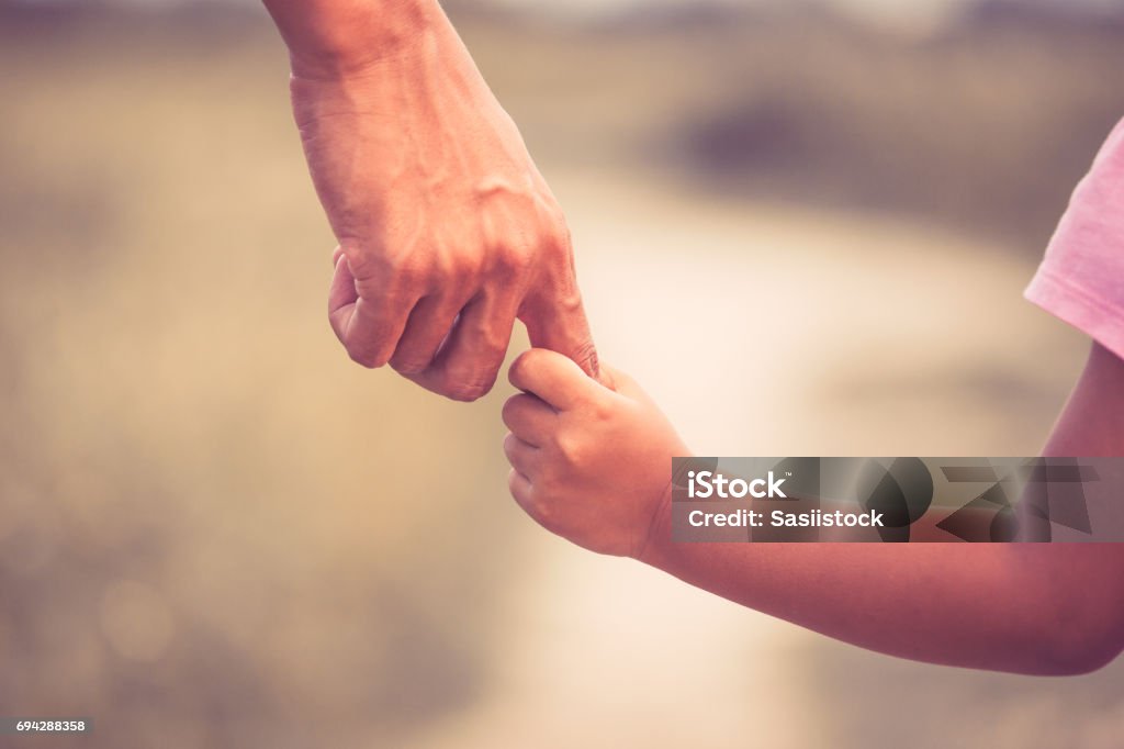 Padre e figlia tenendosi per mano insieme in tono di colore vintage - Foto stock royalty-free di Padre