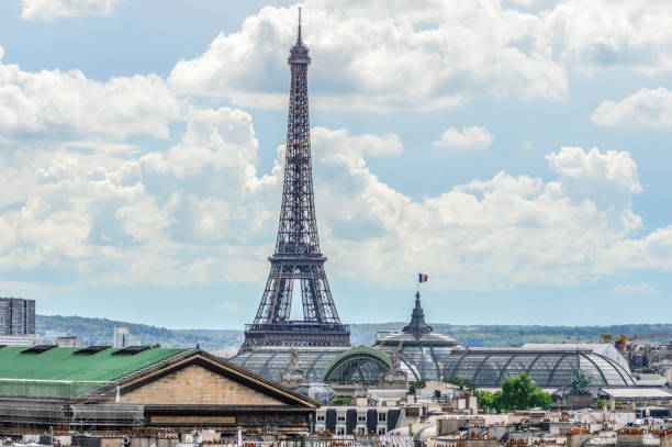 panorama stadtbild von paris, frankreich - paris france roof apartment aerial view stock-fotos und bilder