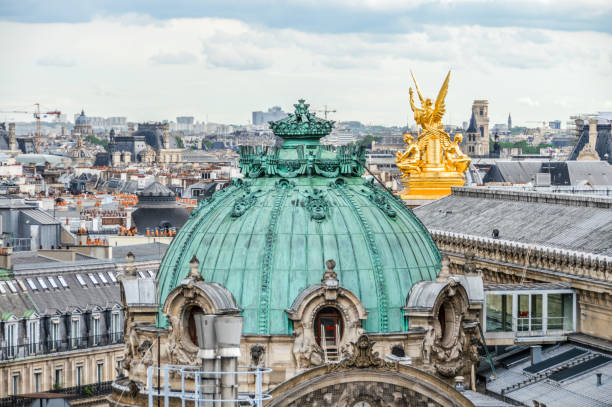 panorama stadtbild von paris, frankreich - paris france roof apartment aerial view stock-fotos und bilder