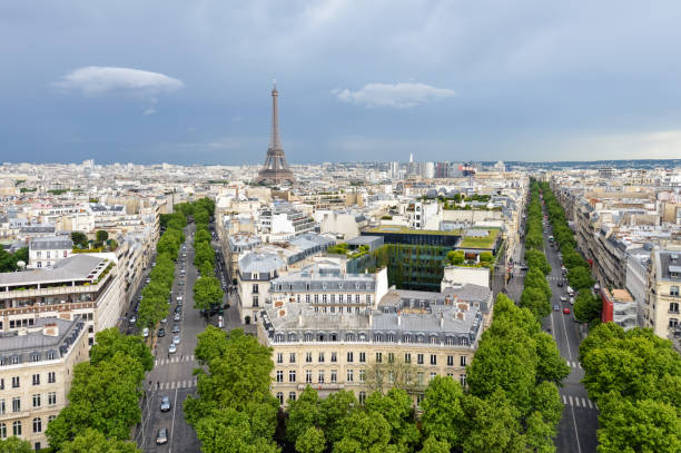 panorama stadtbild von paris, frankreich - paris france roof apartment aerial view stock-fotos und bilder