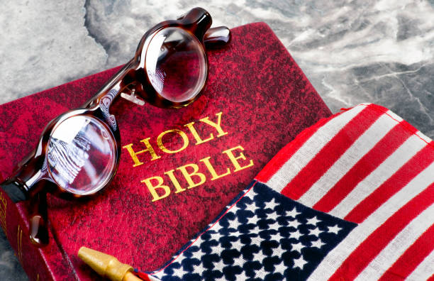 bandiera e bibbia americane. - bible american flag flag old fashioned foto e immagini stock