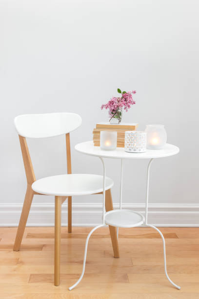 キャンドルの灯りと花でエレガントな家の装飾 - showcase interior home decorating chair pink ストックフォトと画像
