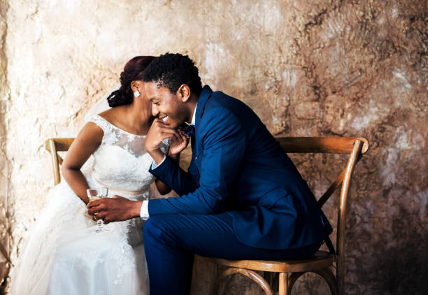 celebrazione del matrimonio di coppia di origini africane appena sposata - newlywed foto e immagini stock