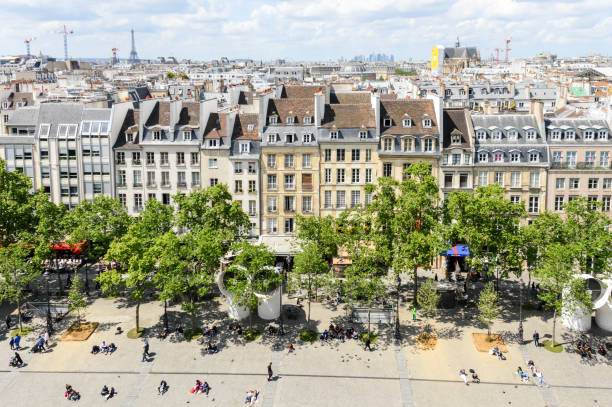 aerial paisagem urbana de paris - paris france roof apartment aerial view - fotografias e filmes do acervo