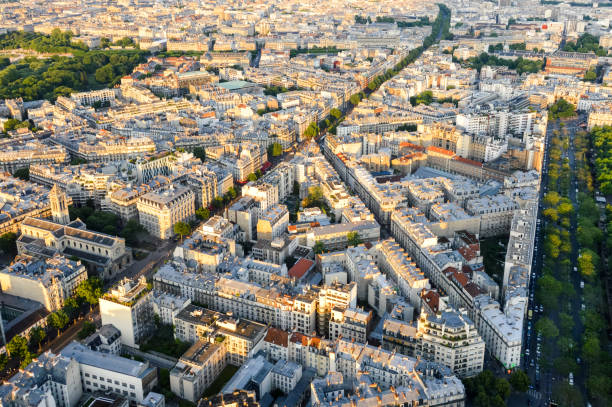 panoramiczny pejzaż paryża - paris france roof apartment aerial view zdjęcia i obrazy z banku zdjęć