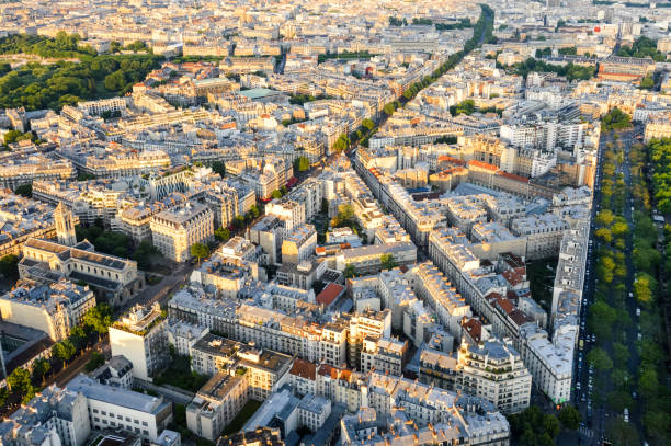 vistas panorâmicas para a paisagem urbana de paris - paris france roof apartment aerial view - fotografias e filmes do acervo