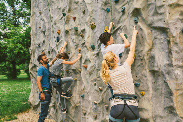 famiglia in arrampicata libera - climbing clambering hanging rope foto e immagini stock