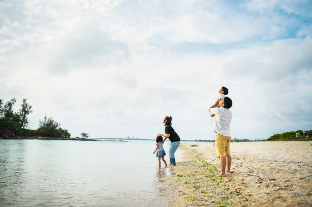 幸せな家族がビーチで良い時間を過ごしてします。 - beach mother family playful ストックフォトと画像