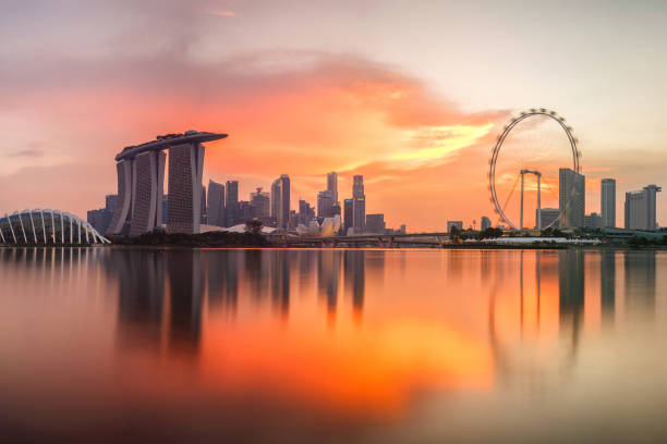 skyline von singapur bei sonnenuntergang in singapur stadt - singapore stock-fotos und bilder