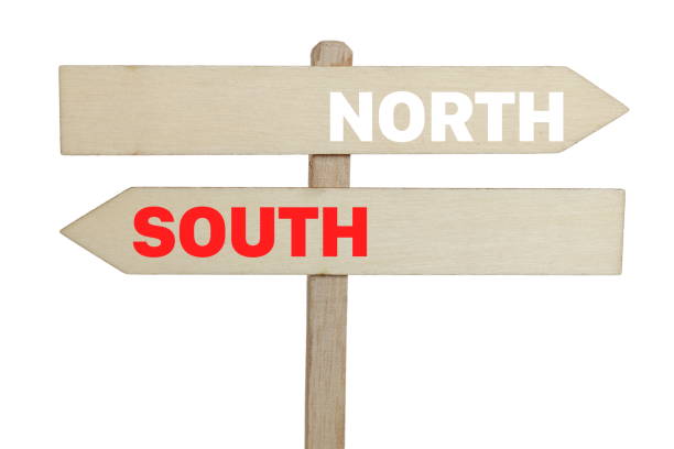 sign / north or south - two way traffic imagens e fotografias de stock