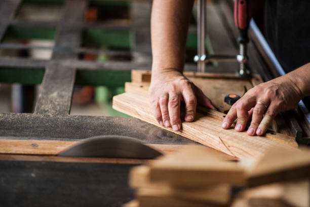 mężczyzna rzemieślnik pracujący w studio - carpenter carpentry craft skill zdjęcia i obrazy z banku zdjęć