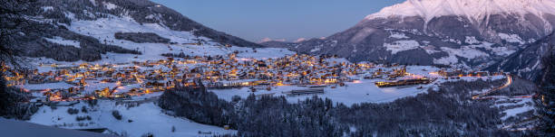 fiss panorama pendant l’heure bleue - ski resort austria village winter photos et images de collection