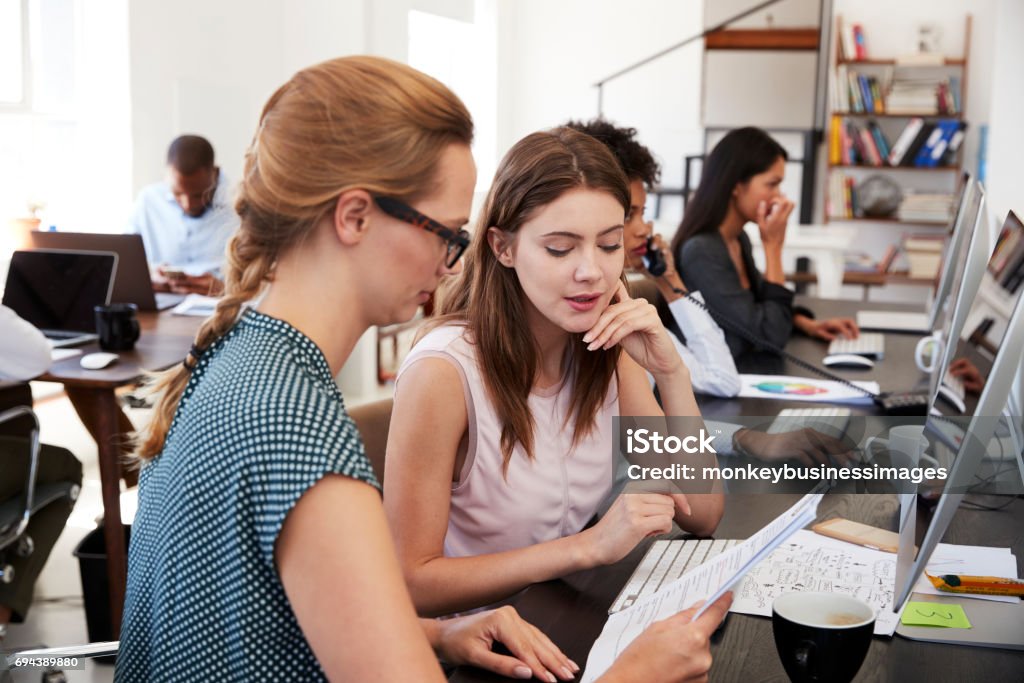 Homme et femme avec des documents dans un bureau, sourire, gros plan - Photo de Apprenti libre de droits