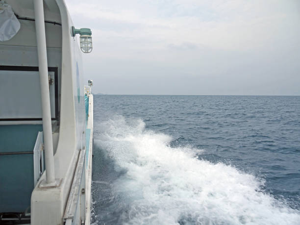 보트 웨이크 - sailing motorboating speedboat racing nautical vessel 뉴스 사진 이미지