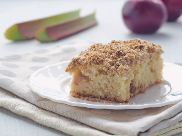 torta al caffè decorata con streusel e steli di rabarbaro freschi - coffee cake foto e immagini stock