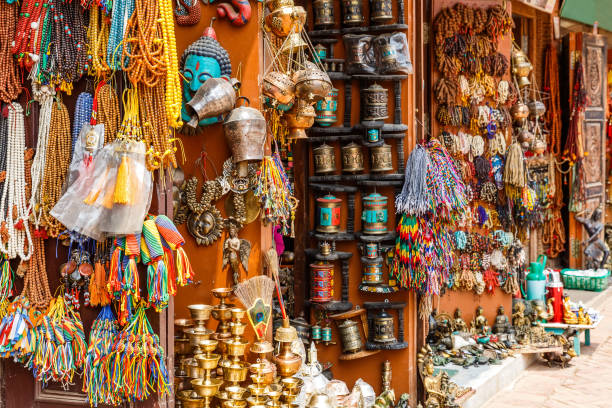 negozio di souvenir nepalese - prayer wheel immagine foto e immagini stock