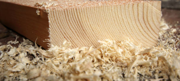 древесина и древесная щепы фон - sawdust shavings wood chip pine стоковые фото и изображения