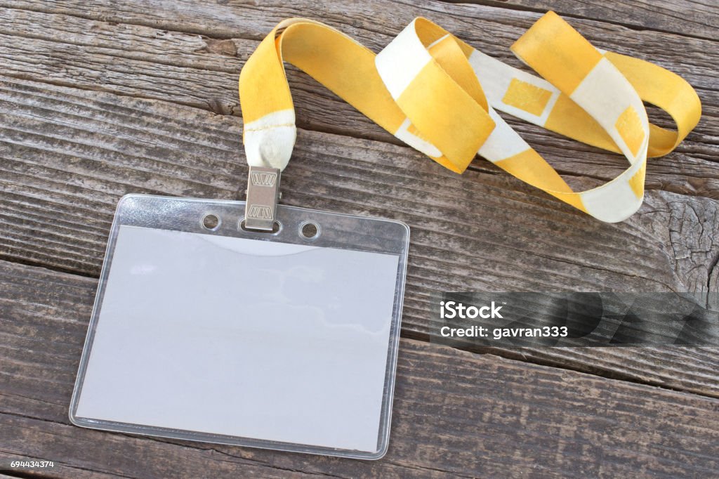 Leere ID-Karte Tag und gelben Band auf hölzernen Hintergrund - Lizenzfrei Konferenz Stock-Foto