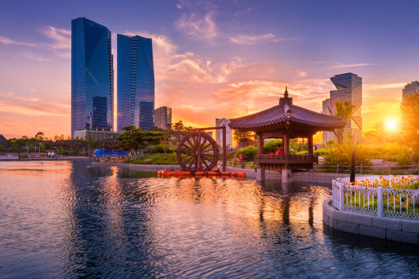 arquitectura moderna e tradicional da cidade de seul, no pôr do sol, central park, localizado no distrito de negócio internacional de songdo, incheon coreia do sul. - coreia do sul - fotografias e filmes do acervo