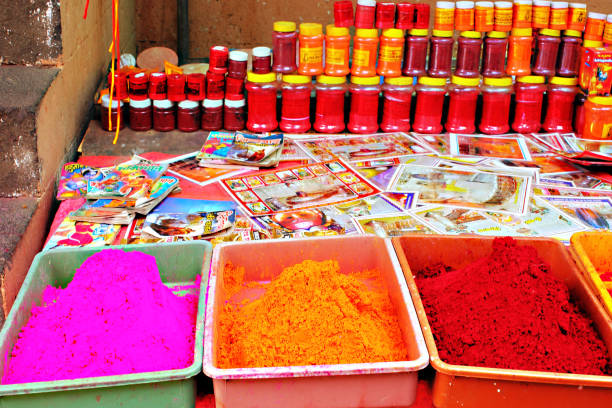 colori e altro materiale religioso in vendita in una bancarella di strada in india - art tribal art traditional culture multi colored foto e immagini stock