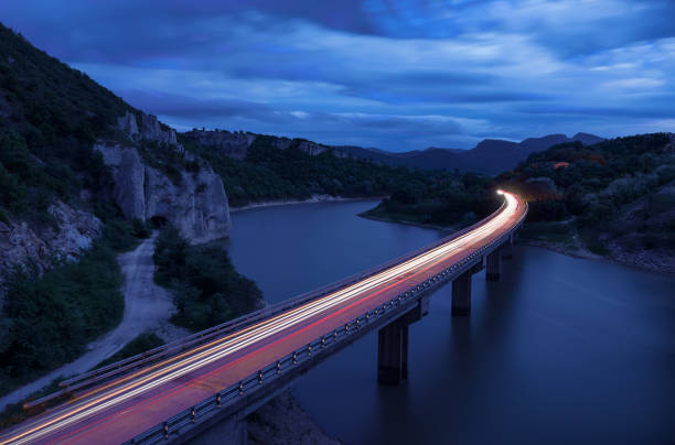 herrliche landschaft, nightscape mit leichten trails und das rock-phänomen die wunderfelsen (planina-gebirges, bulgarien) - blue bridge stock-fotos und bilder