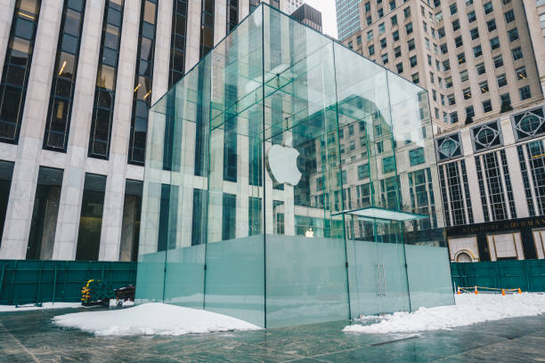 visualizza l'edificio dell'apple store. questo è uno dei negozi apple più redditizi in tutto il mondo, situato sulla fifth avenue a manhattan. - steve jobs foto e immagini stock