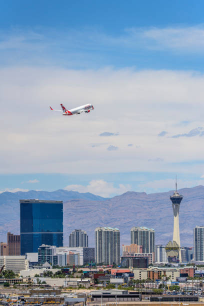 las vegas hotel casino buildings con aereo che decolla in primo piano - stratosphere foto e immagini stock