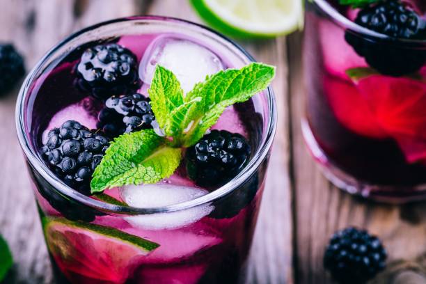 blackberry smash kühlen cocktail mit limette und minze - glass ice tonic water frozen stock-fotos und bilder