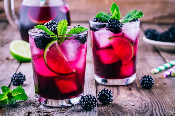 blackberry-limonade mit limette und minze - glass ice tonic water frozen stock-fotos und bilder