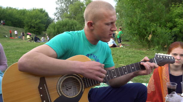 kursk, rússia - 4 de junho de 2017: homem guitarrista tocando guitarra elétrica com desvanece-se para fora - fade out - fotografias e filmes do acervo
