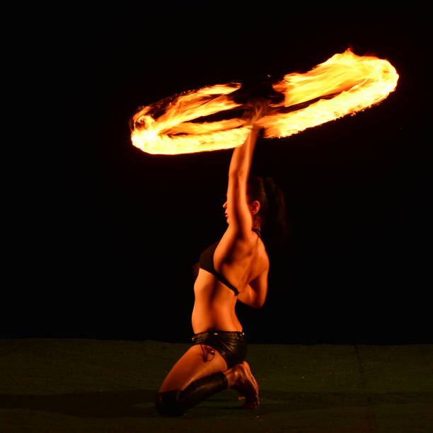 feuer-tanz  - fire dancer stock-fotos und bilder