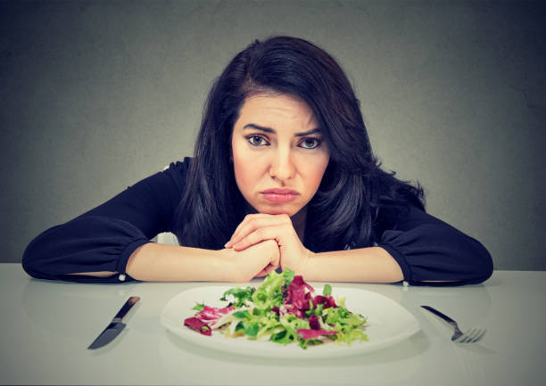 le abitudini alimentari cambiano. la donna odia la dieta vegetariana - plate changing foto e immagini stock