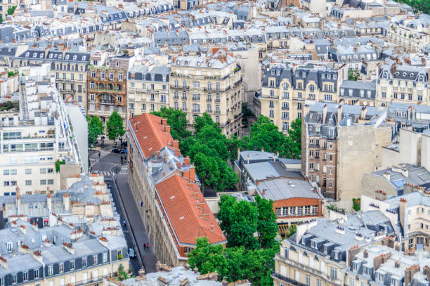 widok z lotu ptaka na paryż - paris france roof apartment aerial view zdjęcia i obrazy z banku zdjęć