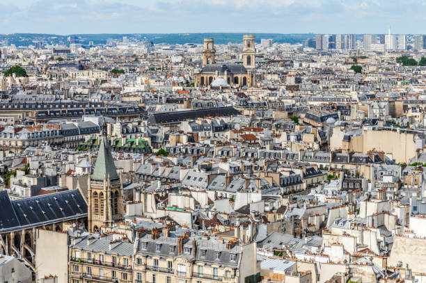vistas panorâmicas para a paisagem urbana de paris - paris france roof apartment aerial view - fotografias e filmes do acervo