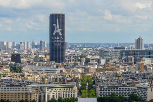tour montparnasse in paris, frankreich - paris france roof apartment aerial view stock-fotos und bilder