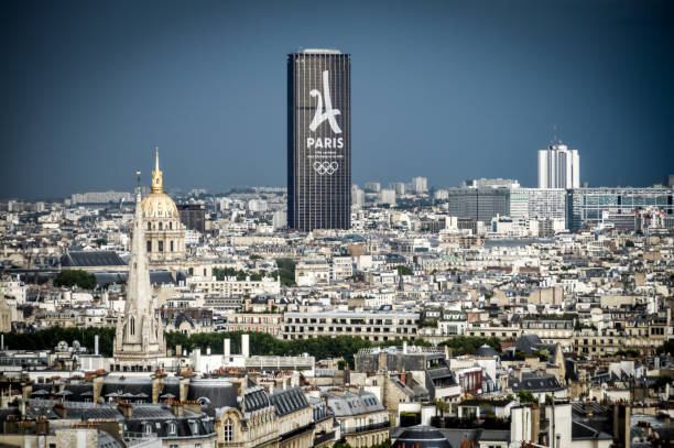 tour montparnasse in paris, frankreich - paris france roof apartment aerial view stock-fotos und bilder