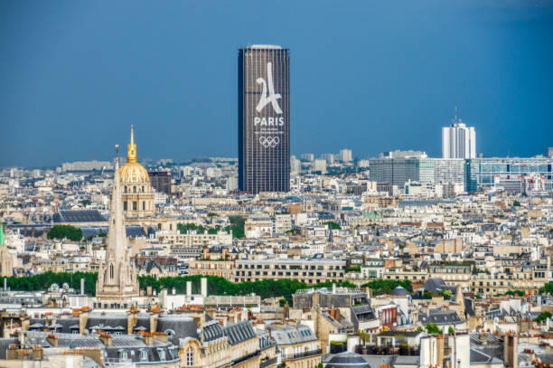 tour montparnasse in paris, frankreich - paris france roof apartment aerial view stock-fotos und bilder