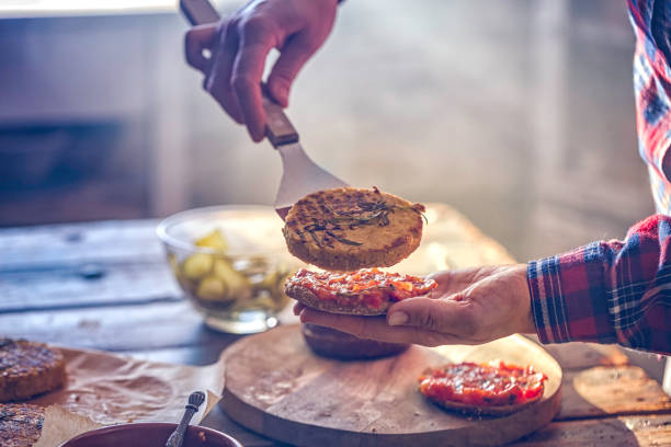 vegetarische tofu-burger vorbereiten - fleischersatz stock-fotos und bilder